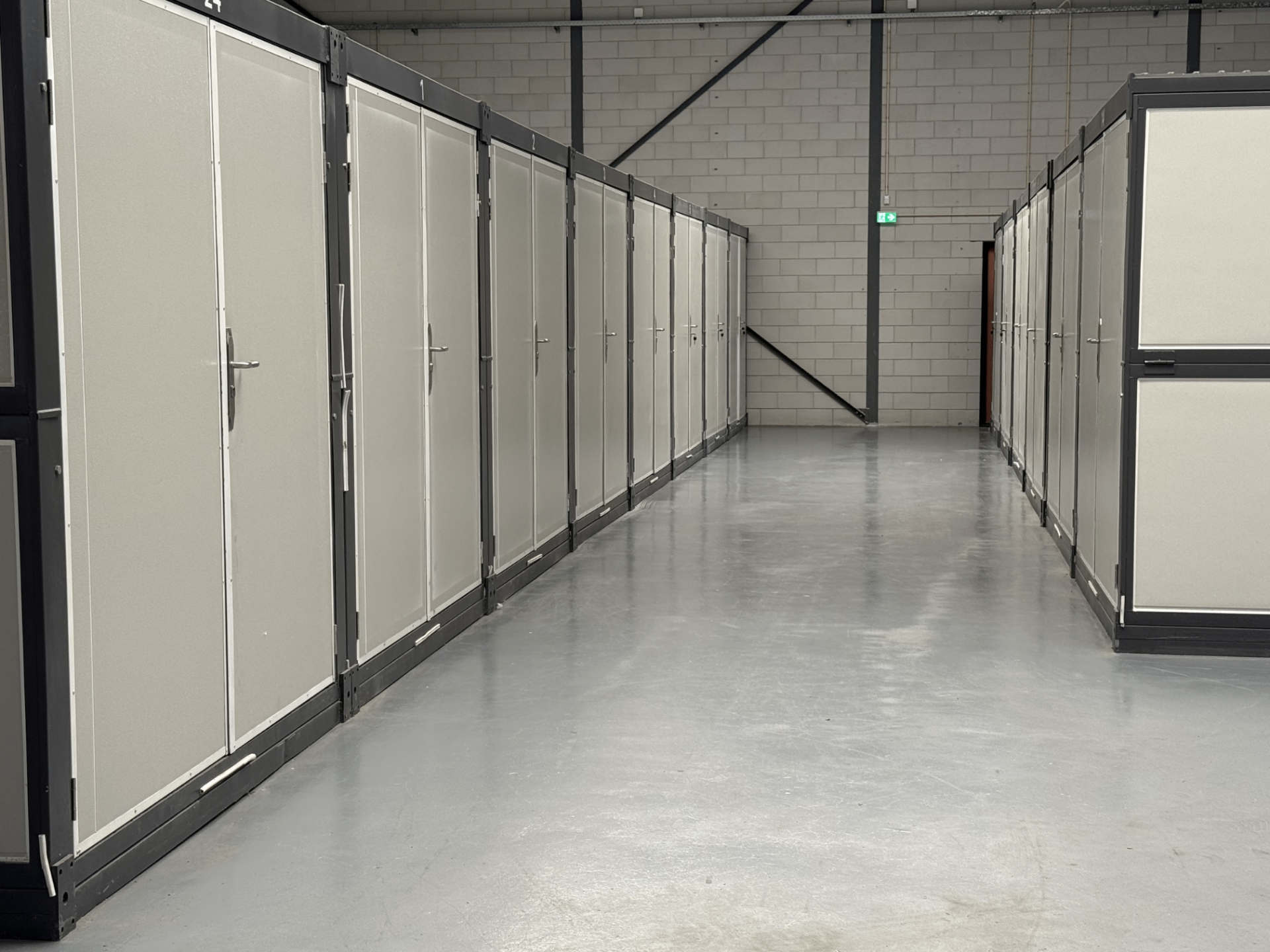 Brede gang met nette opslagunits in het complex van CB Storage
