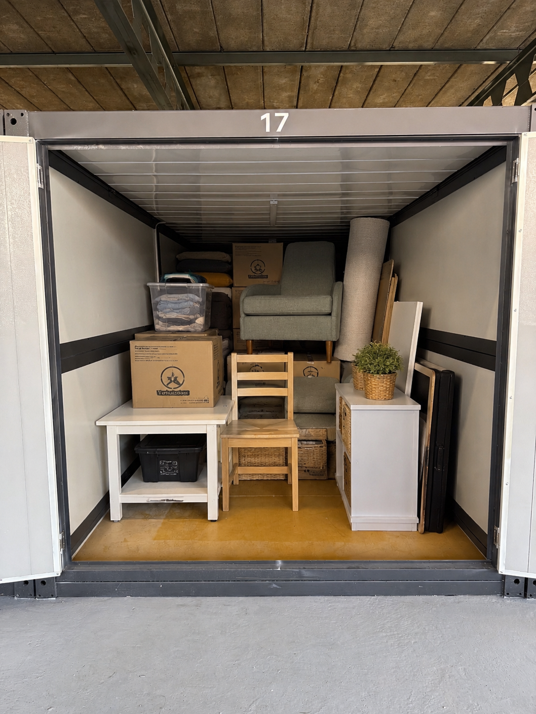 Opslagbox ingericht met meubels, verhuisdozen en huisraad