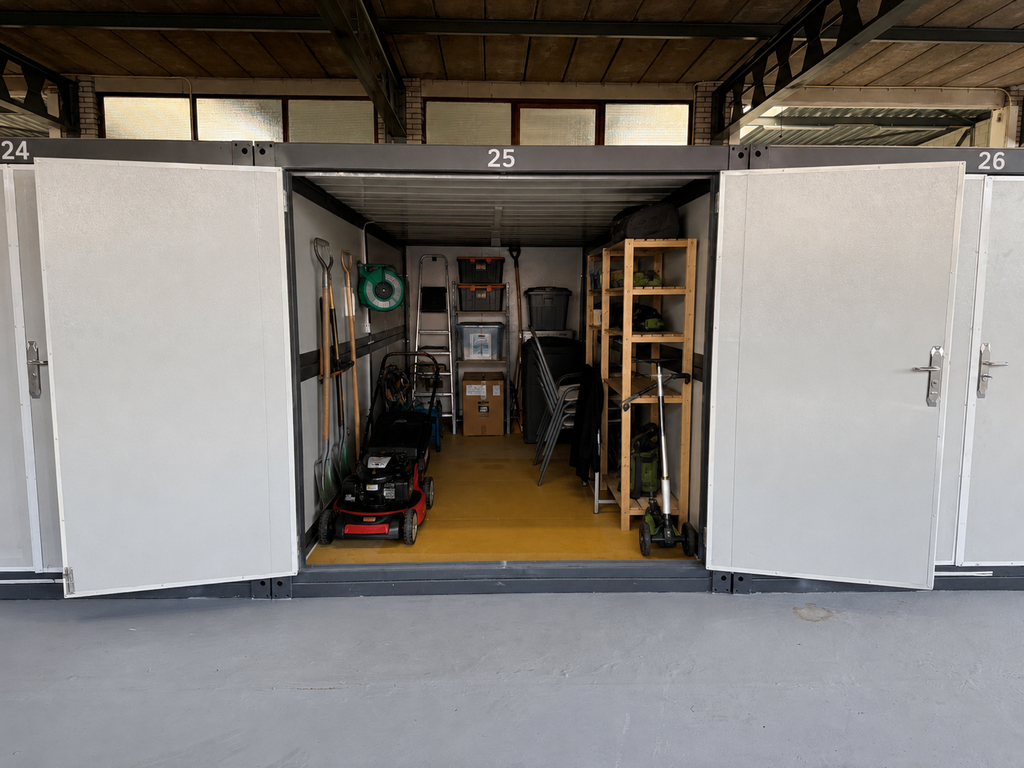 Open opslagruimte met stellingkast, tuingereedschap en opslagdozen