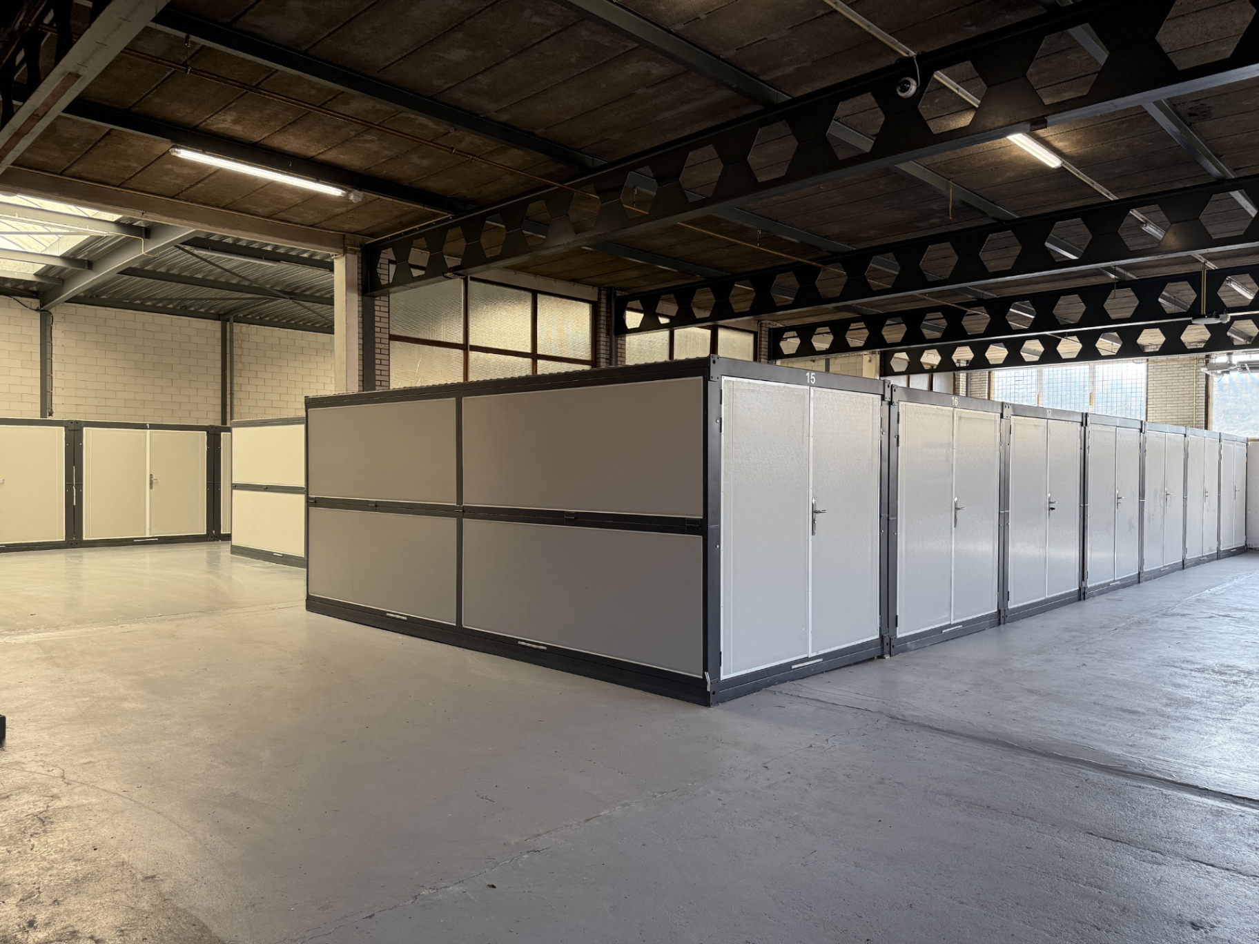 Overzicht van meerdere opslagruimtes in de binnenruimte van CB Storage