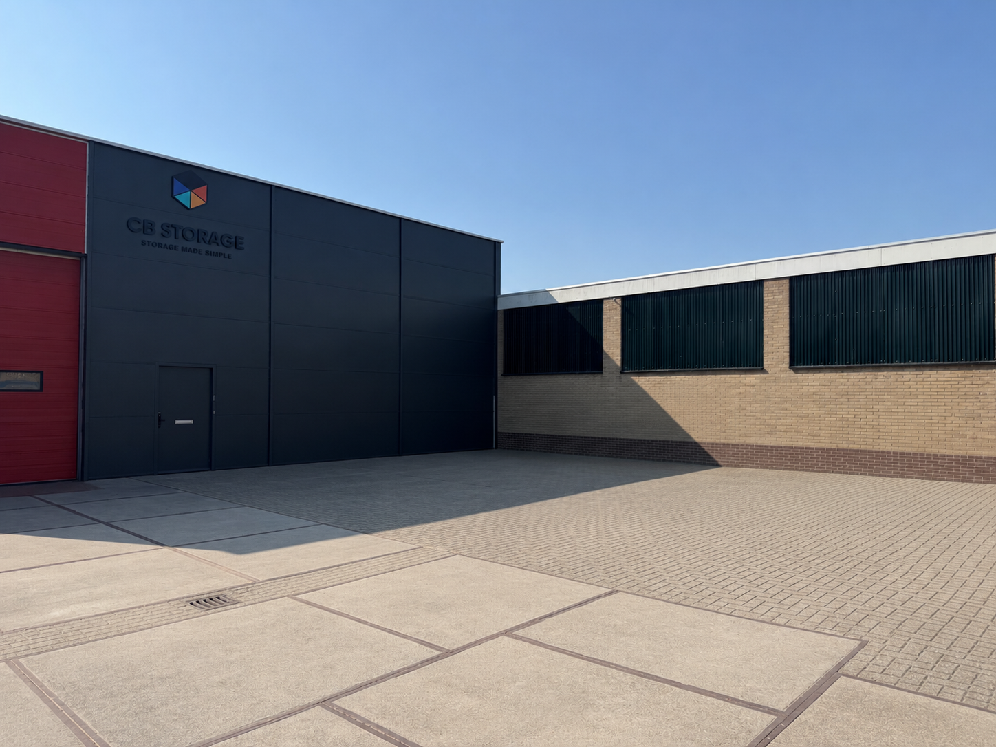 Buitenaanzicht van het CB Storage pand met ruime bestrating